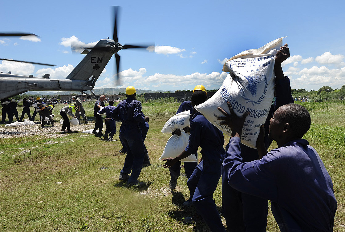 Haitians unload supplies donated by Canada from a US military helicopter on September 11, 2008 in Port De Paix to the north of Port-au-Prince.