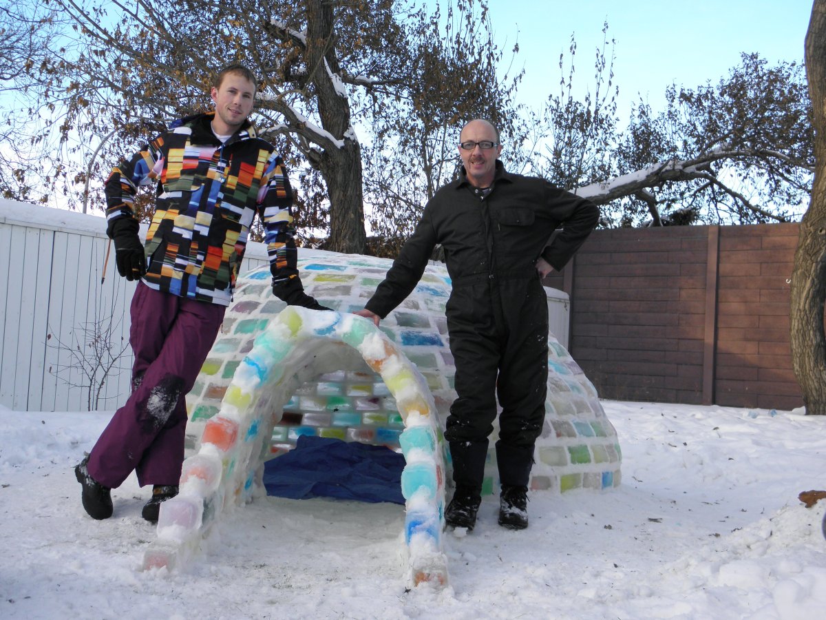 New Zealander spends his holidays in Edmonton, building an igloo - image
