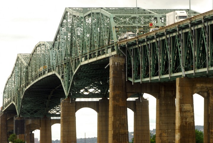 Weekend work blitz forces closure of all southbound lanes on the Champlain Bridge. Montreal, Oct. 3, 2015.