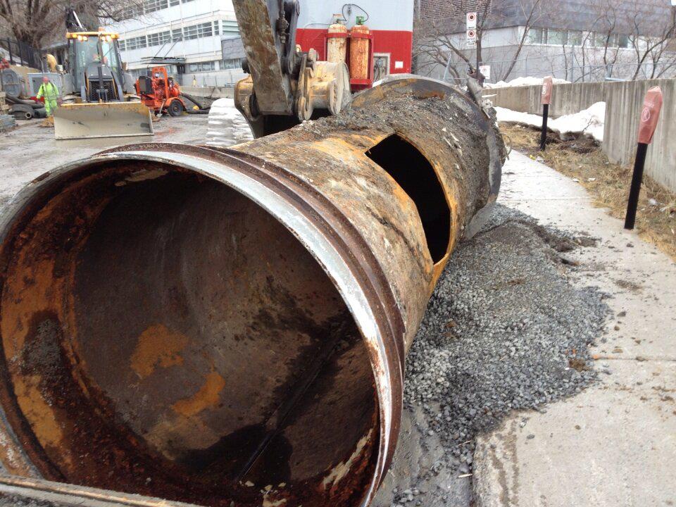 rusty pipe watermain montreal