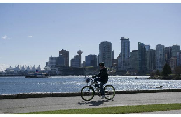 The city of Vancouver has won a victory in its bid to become the greenest city in the world, after being crowned the Global Earth Hour Capital 2013 by the World Wildlife Fund.