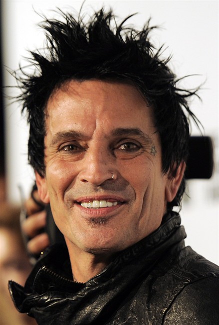 Tommy Lee urges premier to can chuckwagons - image