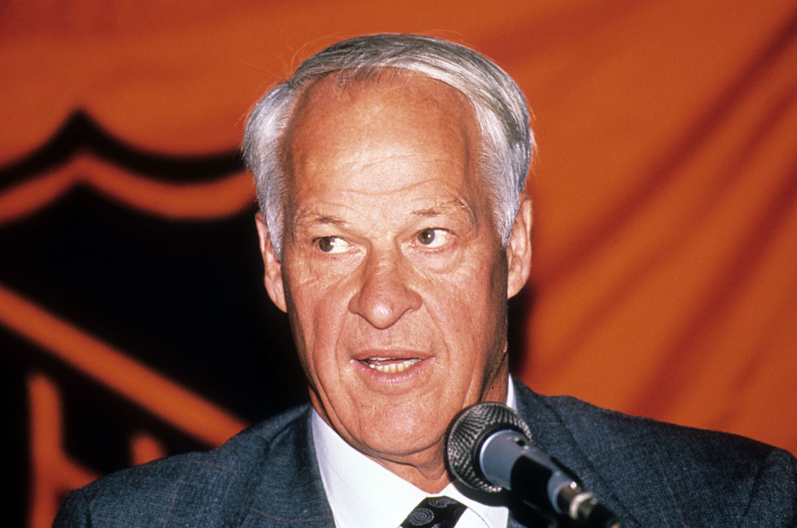 Saskatoon will welcome back hockey legend Gordie Howe next month as the Blades host the 2013 Memorial Cup.