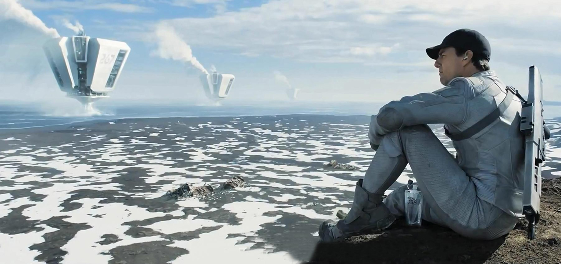 Tom Cruise in a scene from 'Oblivion.'.