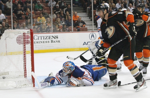 Dvorak’s 2 goals help Ducks beat Oilers, 2-1 - image
