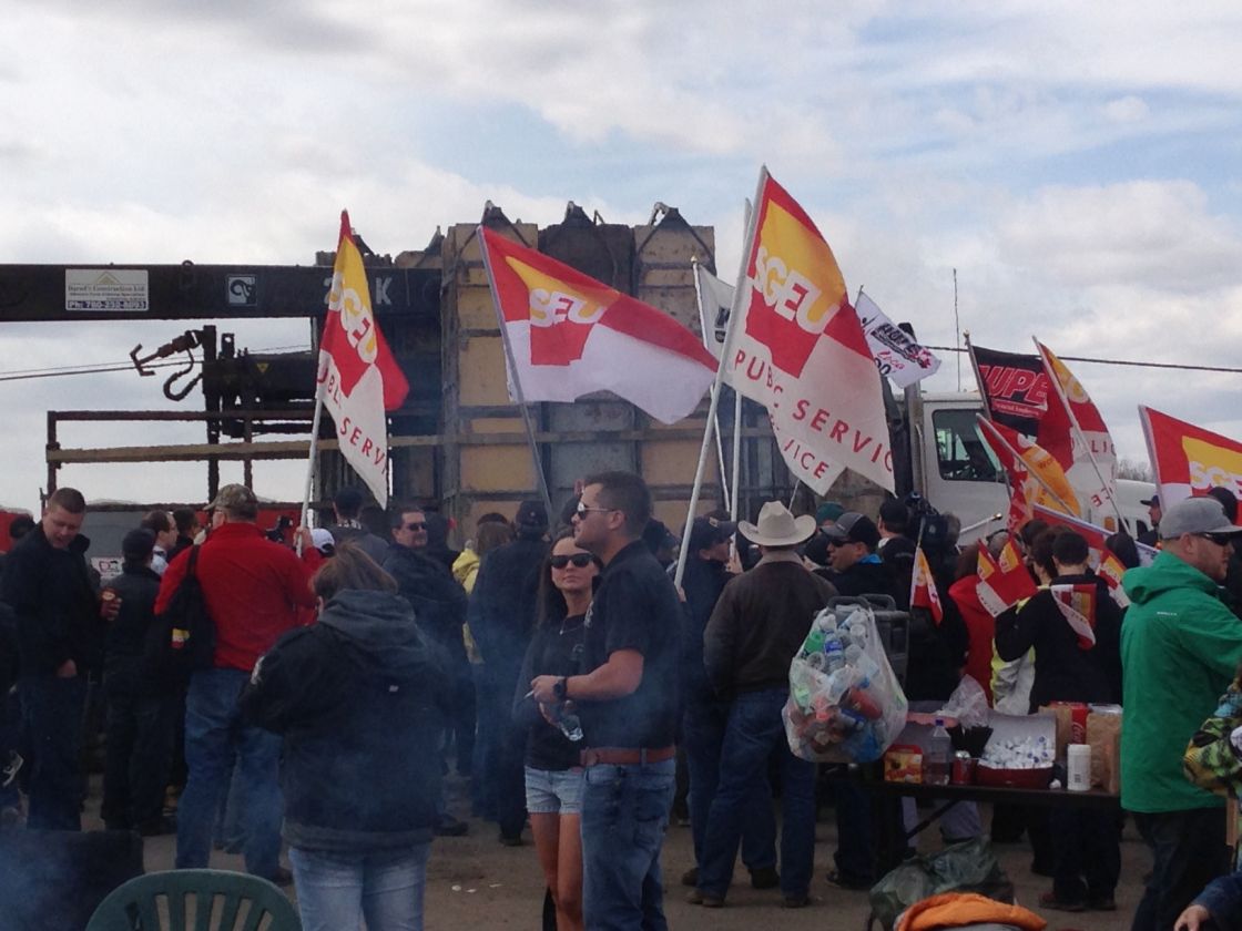 A busload of workers from the SGEU arrived at the Edmonton Remand Centre Sunday afternoon, to show their support. 