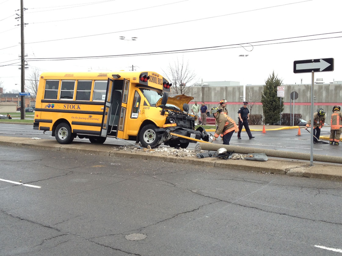 School Bus Driver Suffers Minor Injuries In Crash - Toronto | Globalnews.ca