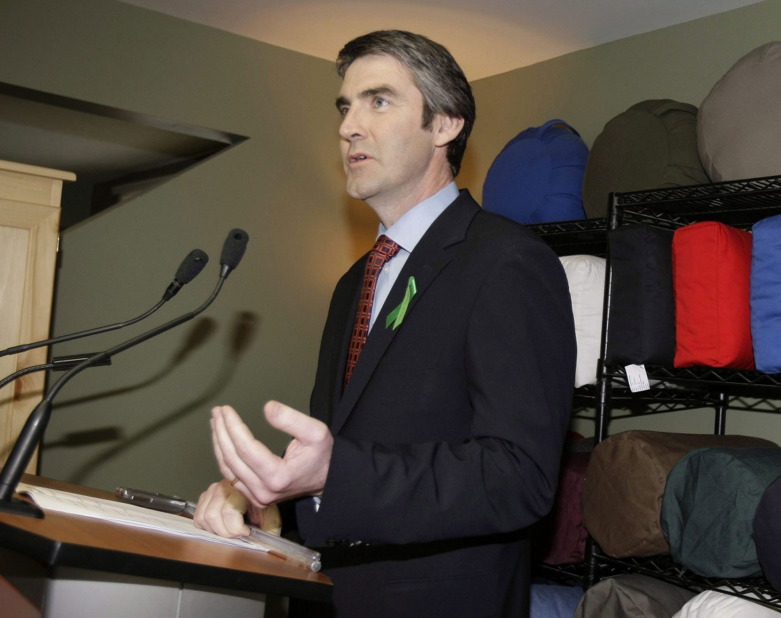 Stephen McNeil says a new law would impose fines of up to $100,000 per day on Nova Scotia Power for every day of an outage under the performance standard.
