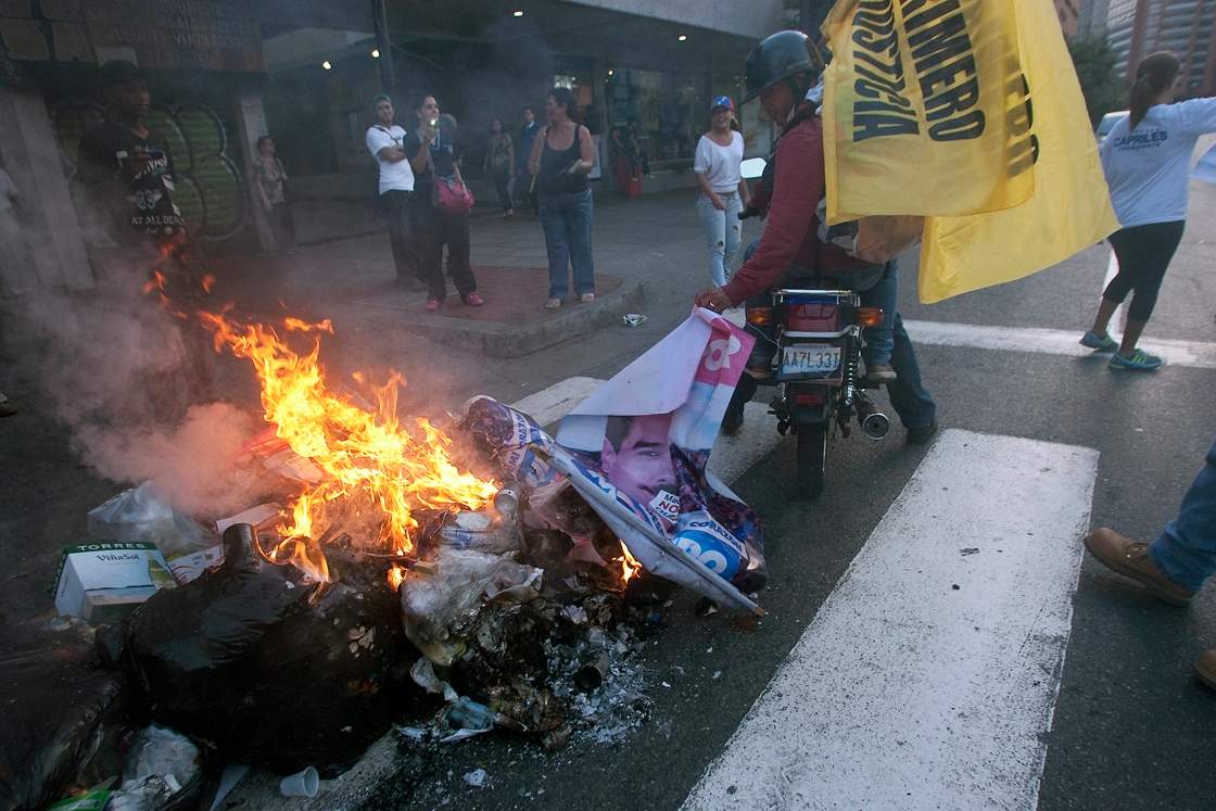 Supporters of Venezuelan opposition presidential candidate Henrique Capriles protest in Caracas on April 15, 2013. Venezuela's acting President Nicolas Maduro was proclaimed the winner of an election to succeed late leader Hugo Chavez here Monday triggering protests as the opposition demanded a recount.