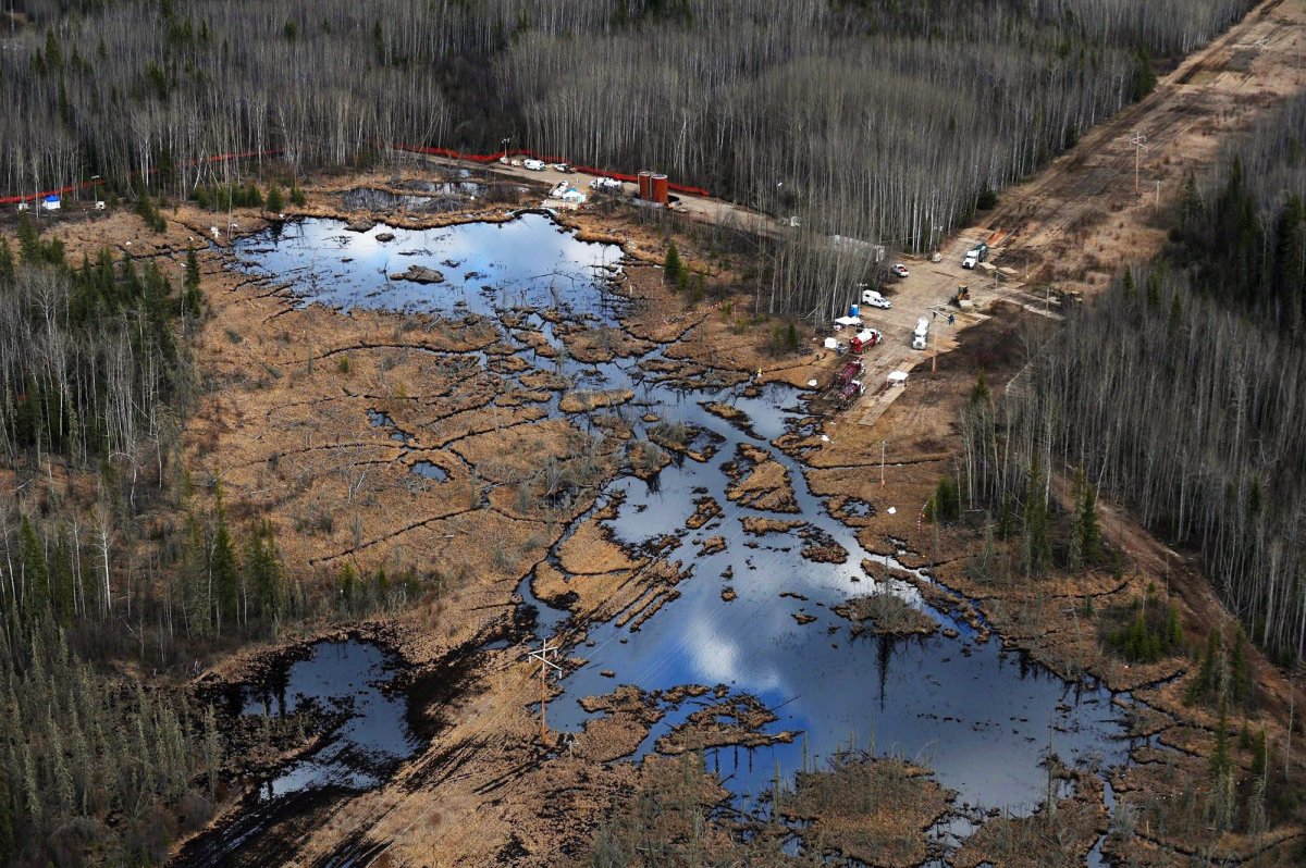 Pipeline cleanup after a break northeast of Peace River, Alta., on May 4, 2011. Ian Jackson/Canadian Press.