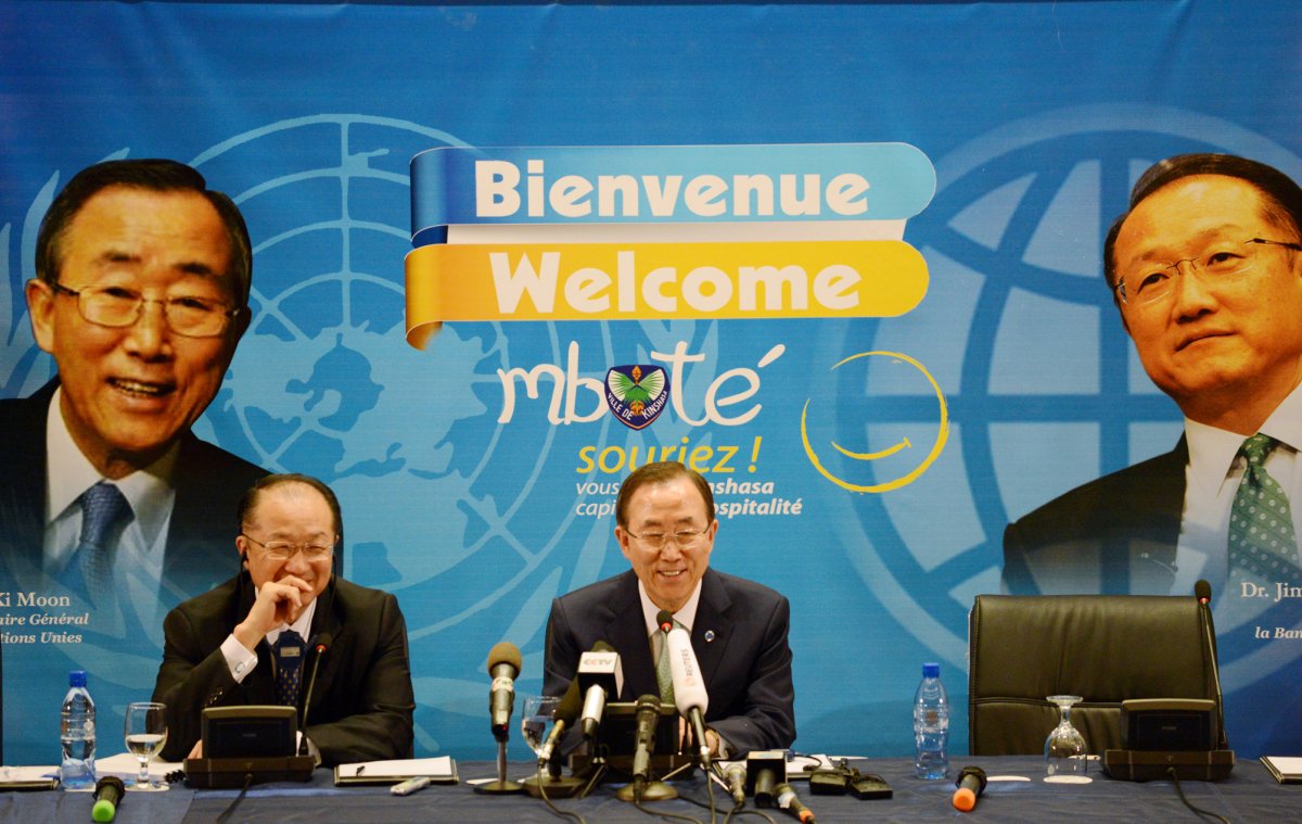 World Bank President Jim Yong Kim (L) and UN secretary general Ban Ki-moon (C) give a press conference on May 22, 2013 in Kinshasa. 