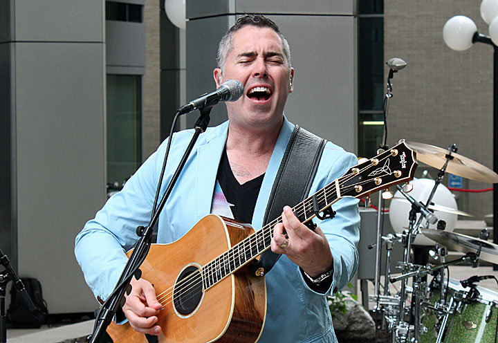 Ed Robertson performs with Barenaked Ladies on Global's The Morning Show.