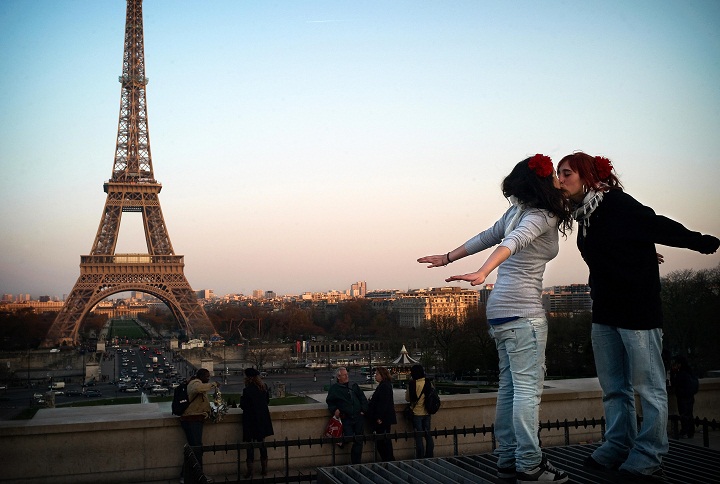 French kiss Eiffel tower
