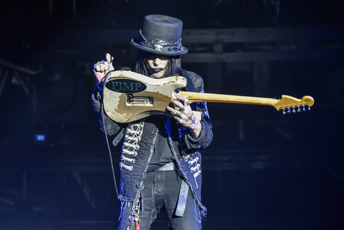 Fan disrupts Motley Crue concert in Estevan, Sask. | Globalnews.ca