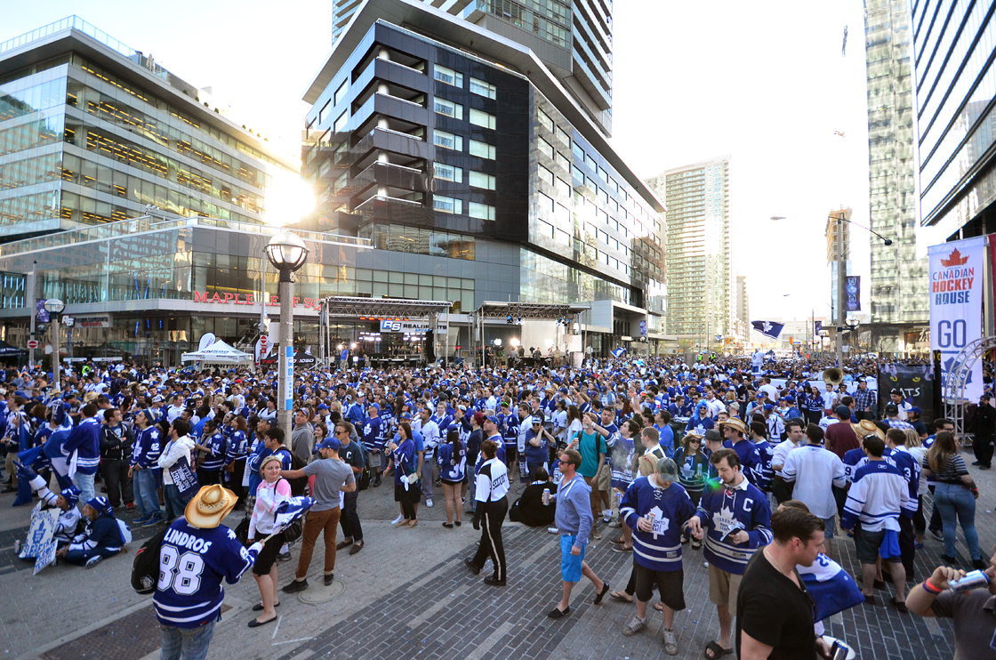 VIDEO: Lightning fan watching game at Maple Leaf Square immediately takes  jersey off after game – NSS
