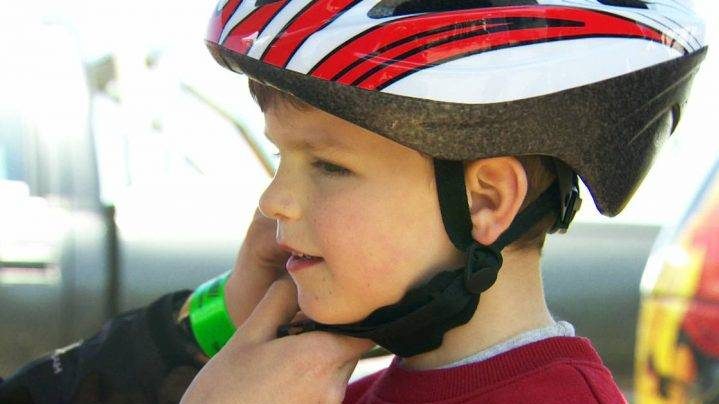 A lack of mandatory bike helmet laws criticized in Saskatchewan after provincial neighbours increase rider’s safety equipment requirement.