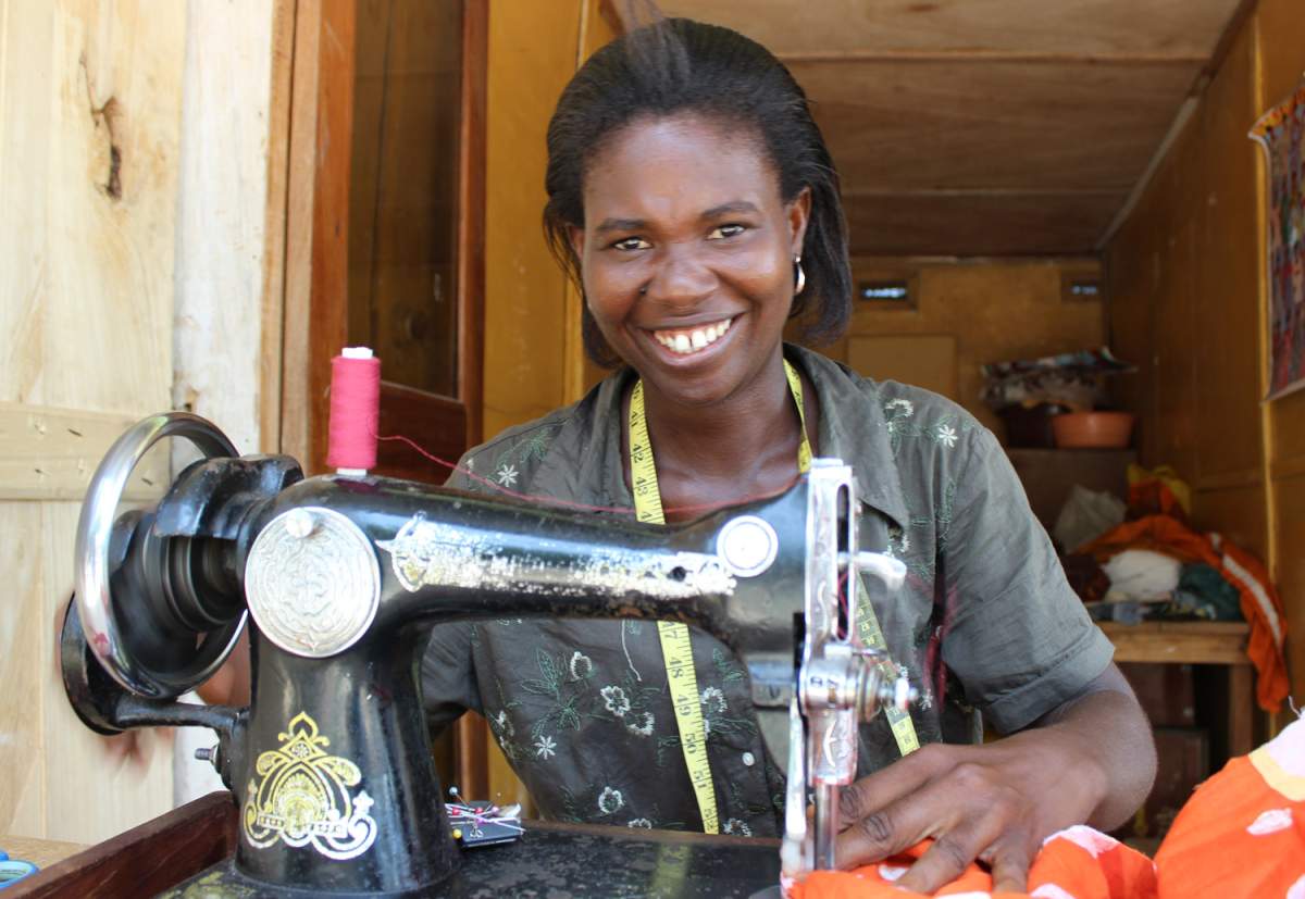 Gloria Amanful of Global Mamas working on an order.