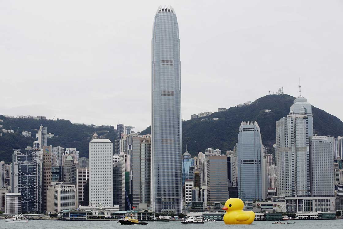 Gallery: Giant rubber duck invades Hong Kong - image