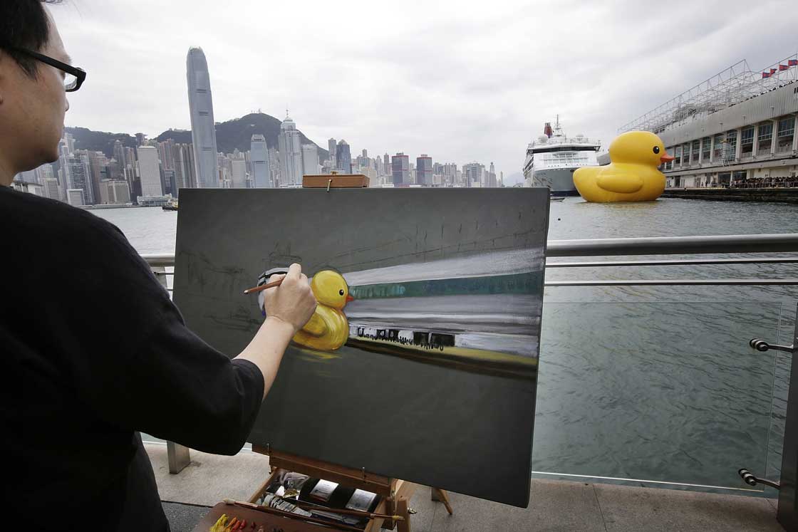 Gallery: Giant rubber duck invades Hong Kong - image