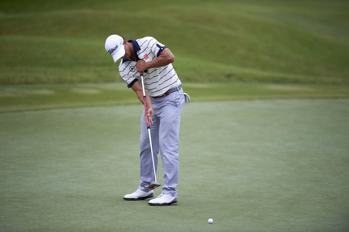 2013 Masters champion Adam Scott is one of several PGA tour players who use the belly or long-putter.