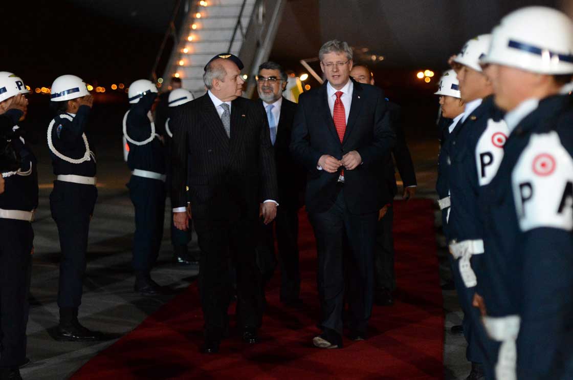 Pedro Cateriano, Peru's Minister of Defence, welcomes Prime Minister Stephen Harper upon his arrival in Lima, Peru on Tuesday, May 21, 2013. 
