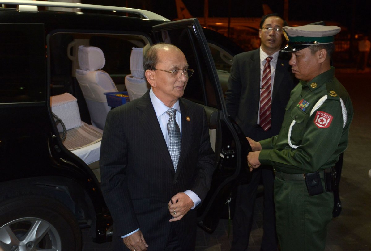 Myanmar President Thein Sein (L) arrives at Yangon International Airport of Myanmar on late May 17, 2013, before leaving for a visit in the U.S.