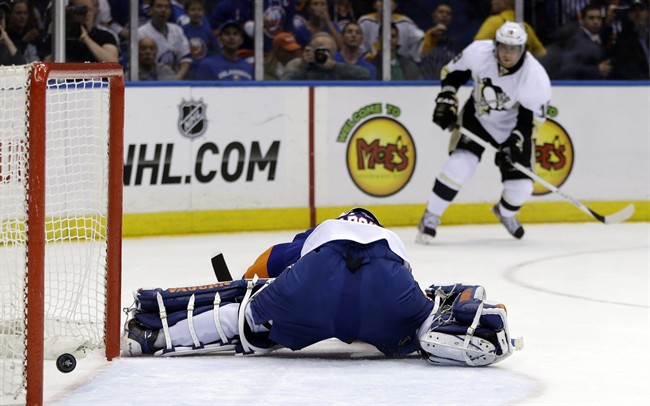 Streit’s 2 goals lift Isles into 2-2 series tie - image