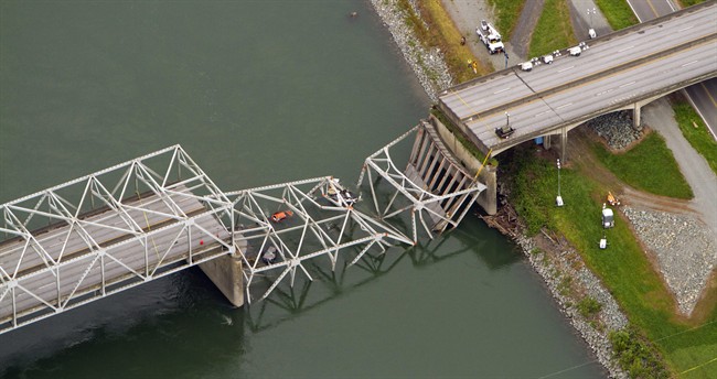 Trucker bumps I-5 bridge, sees horror behind him - image
