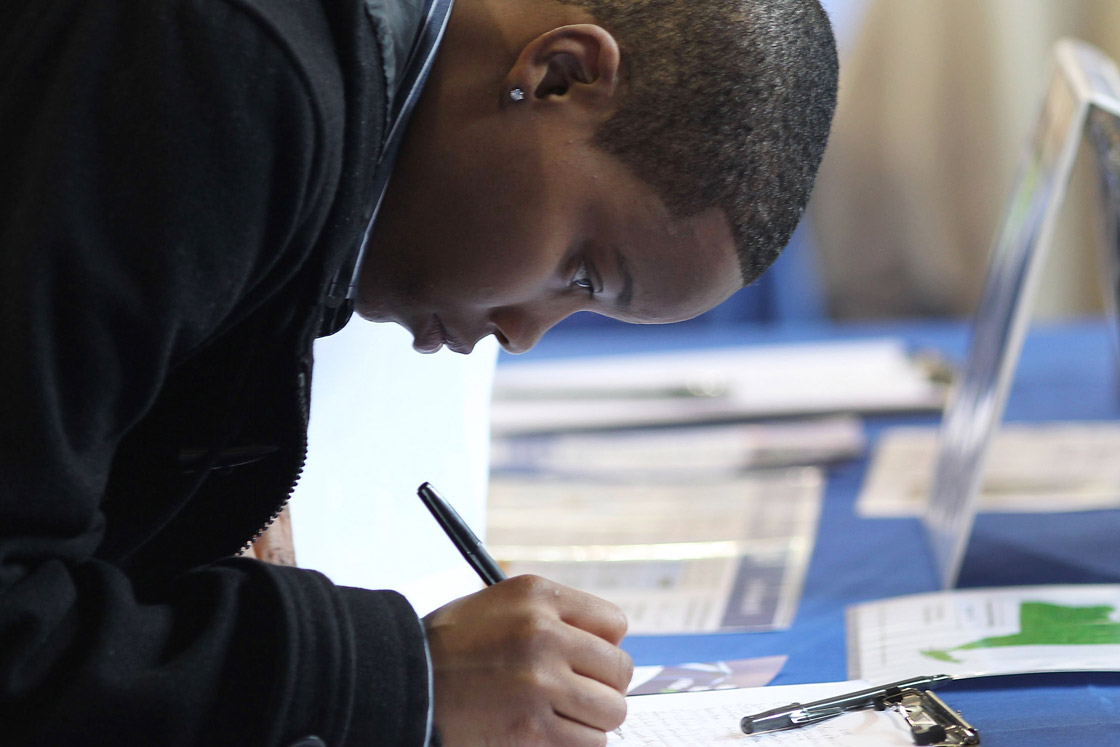 For young Canadians, labour market as bad as during the recession - image