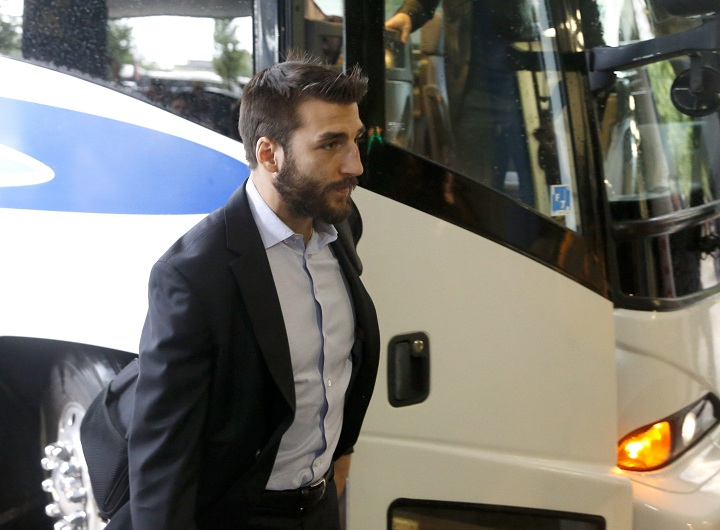 Boston Bruins center Patrice Bergeron arrives at the team's hotel Friday, June 21, 2013 in Chicago. Bergeron has been discharged from a Chicago hospital and is flying home to Boston with the Bruins, the team said Sunday.