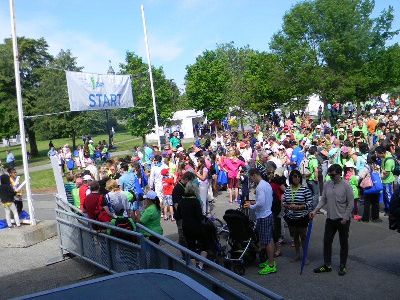 Crowd JDRF Walk start line