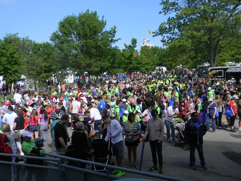 crowd JDRF Walk kick-off
