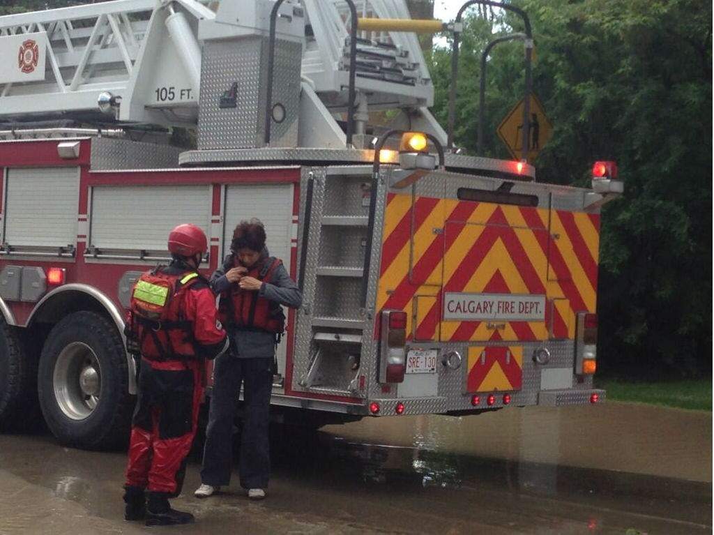 Rescuers bring father, child to safety in flooded Mission | Globalnews.ca