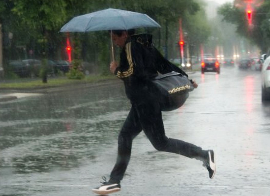 Environment Canada has issued a severe thunderstorm warning for the Barrie area.