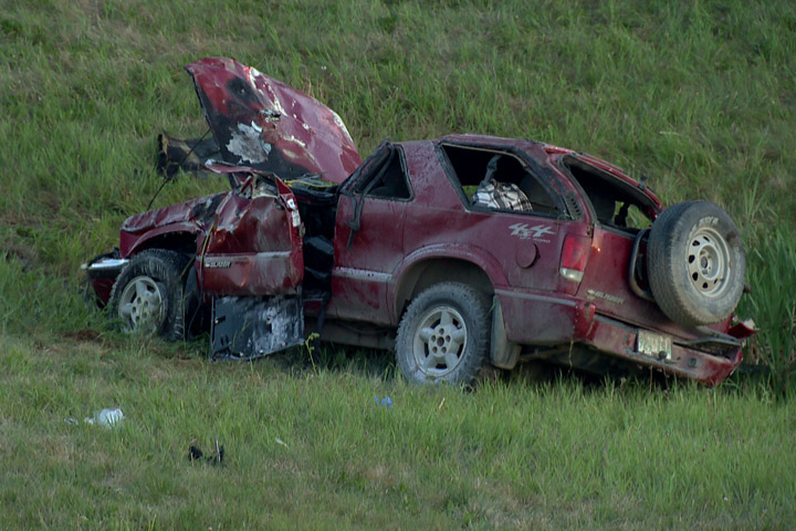 Two injured after SUV rolls on Circle Drive | Globalnews.ca