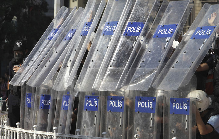 15 chaotic photos from Istanbul’s Taksim Square - image