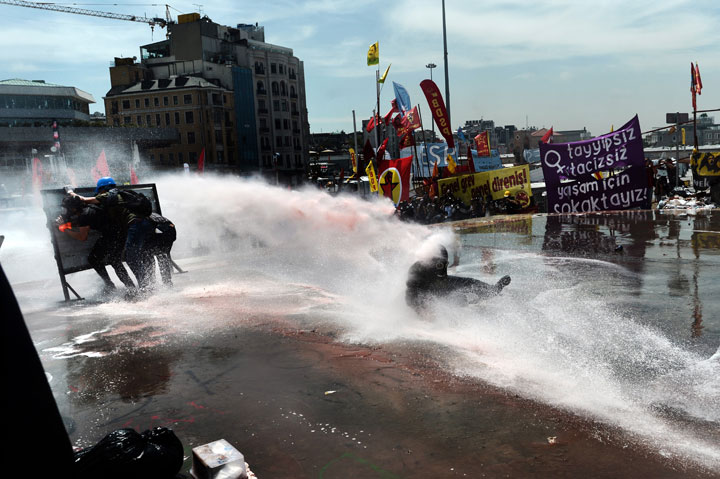 15 chaotic photos from Istanbul’s Taksim Square - image