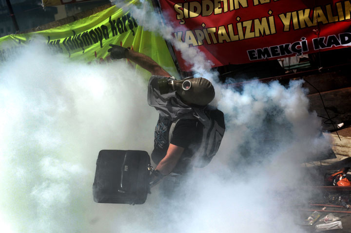 15 chaotic photos from Istanbul’s Taksim Square - image