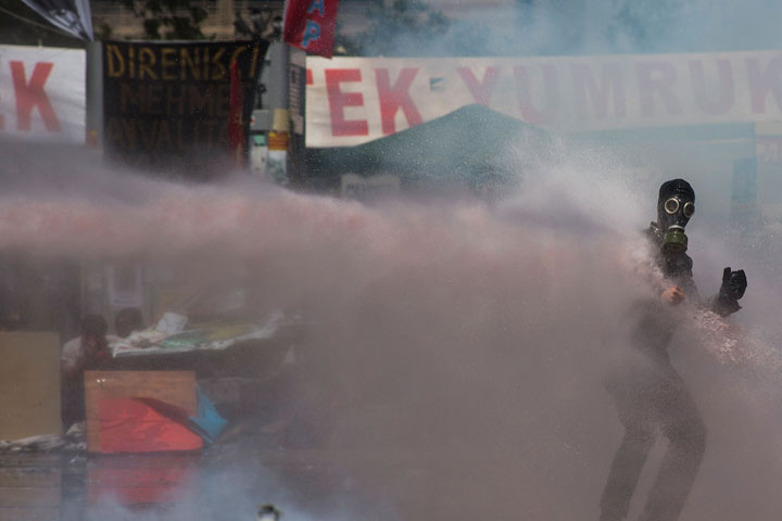 15 chaotic photos from Istanbul’s Taksim Square - image