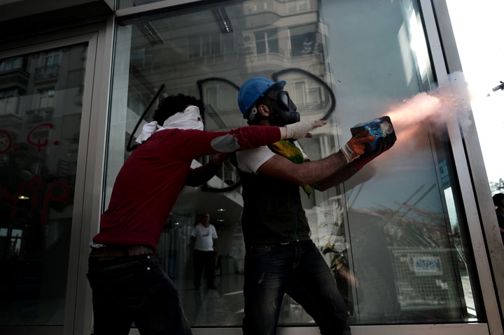 15 chaotic photos from Istanbul’s Taksim Square - image