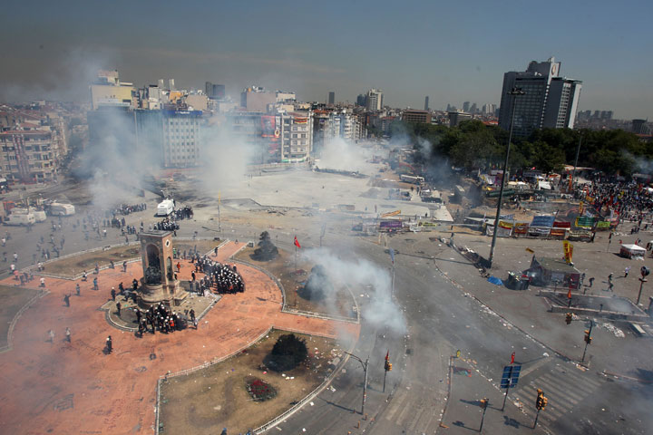 15 chaotic photos from Istanbul’s Taksim Square - image