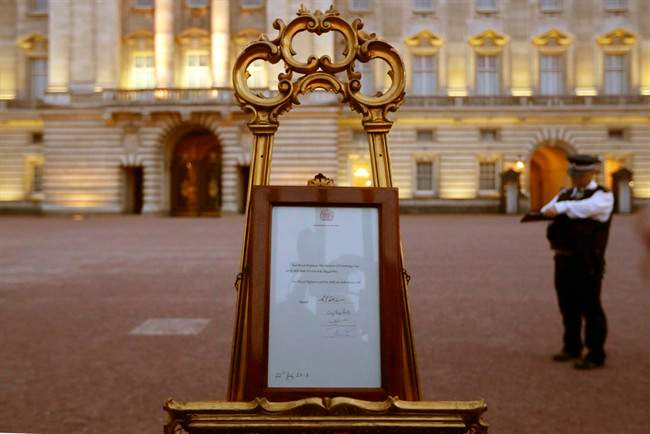 A notice proclaiming the birth of a baby boy of Prince William and Kate, Duchess of Cambridge is display for the public view at Buckingham Palace in London, Monday, July 22, 2013. 