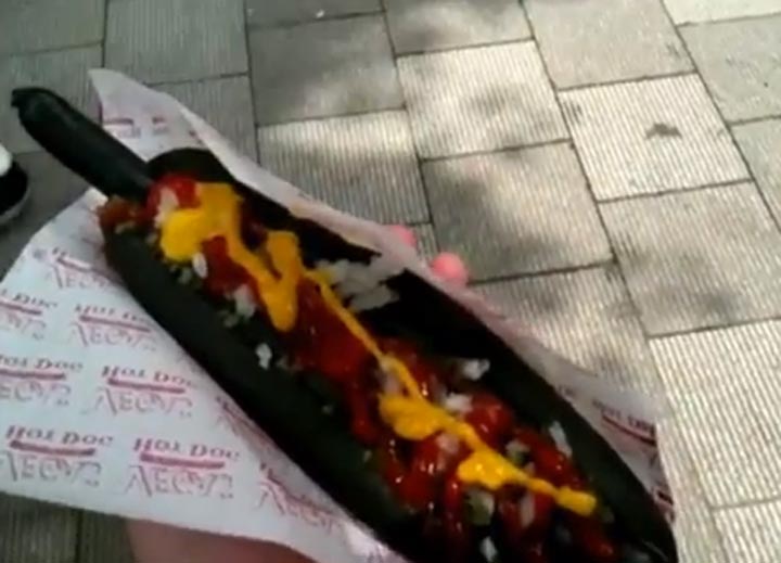The Black Terra Hotdog of Vegas Premium Hotdogs in Akihabara introduced its black sausage, which is encased in a black bun, to compete with the success of Burger King's "Kuro Burger" (black burger).
