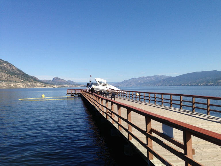 Boat crashes into Penticton Pier - image