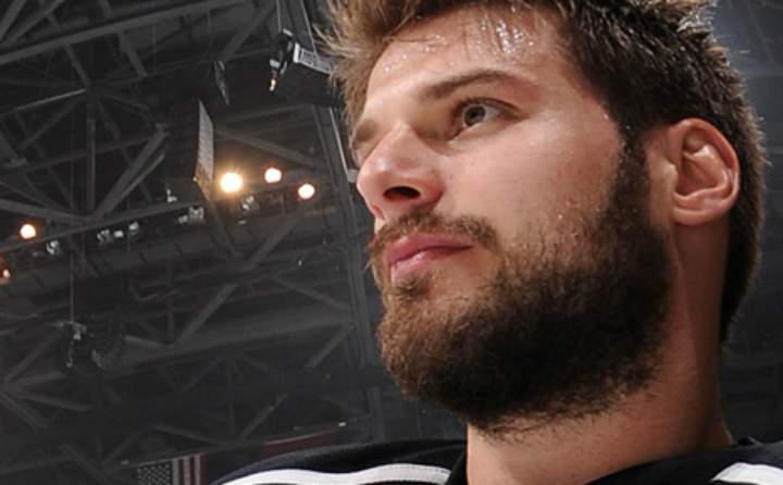 L.A. Kings centre Brad Richardson will return to his home country to play for the Vancouver Canucks.