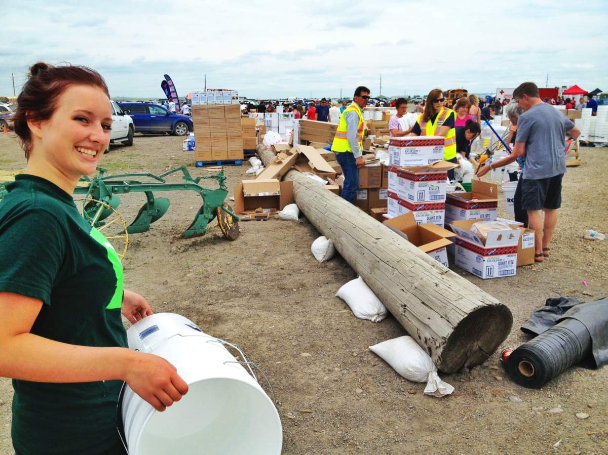 Volunteers and residents mobilize to help with the High River cleanup after the June flood. Tom Reynolds/Global News.