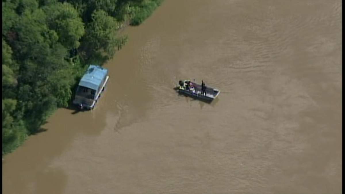 Winnipeg police dive team on Assiniboine River near home of missing mom Lisa Gibson, on Friday