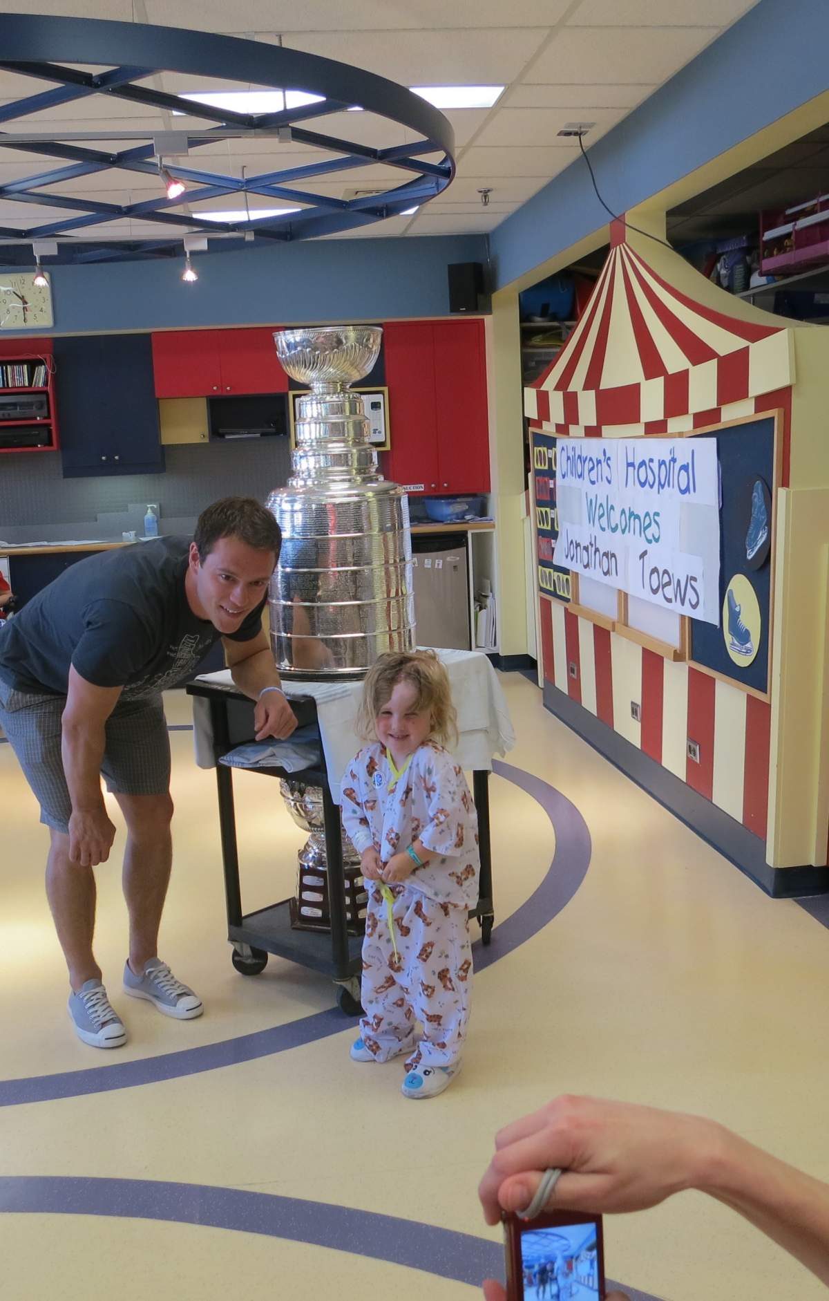 Jonathan Toews with a young patient at Winnipeg’s Children’s Hospital on Friday