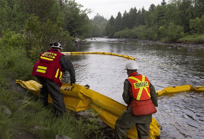crews clean up oil megantic