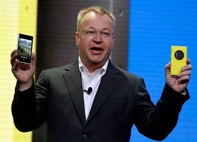 Stephen Elop displaying Nokia's Lumia 1020 during an event in New York.